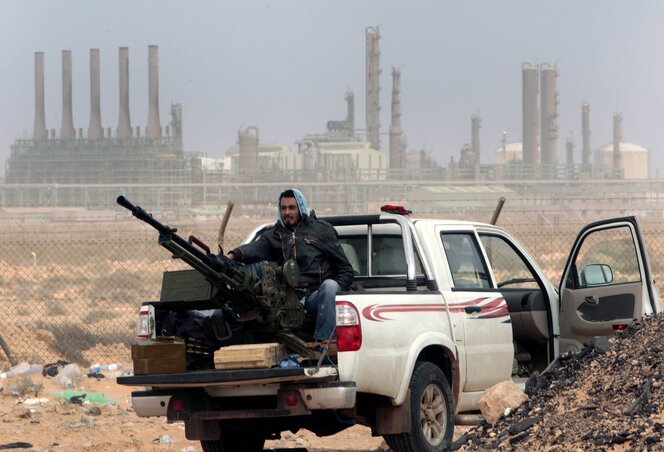 A kormányellenes erők légvédelmi ágyúval felszerelt pickupja a Rász Lanuof olajfinomító közelében (fotó: AP/Beta archív)