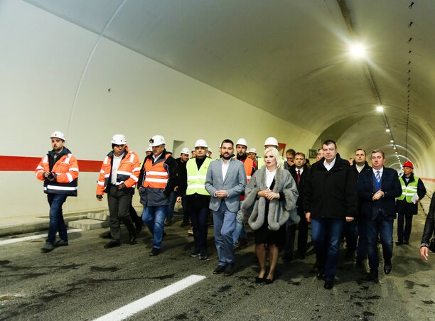 Zorana Mihajlović megtekintette a csaknem két kilométer hosszú Manajle alagúton zajló munkálatokat a 10-es korridoron (Fotó: Beta)