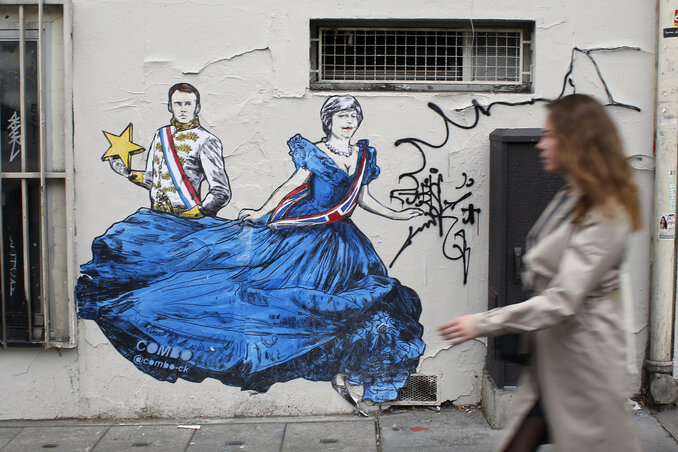 Ez a párizsi ház fala – Combo, a francia graffiti művész jóvoltából – egy ideig megőrzi emlékül May és Macron találkozását (fotó: AP/Beta)
