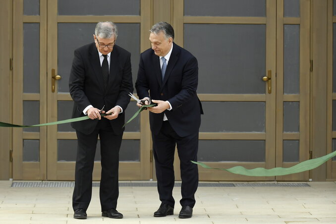 Maróth Miklós és Orbán Viktor az avatóünnepségen átvágja a szalagot (fotó: MTI)