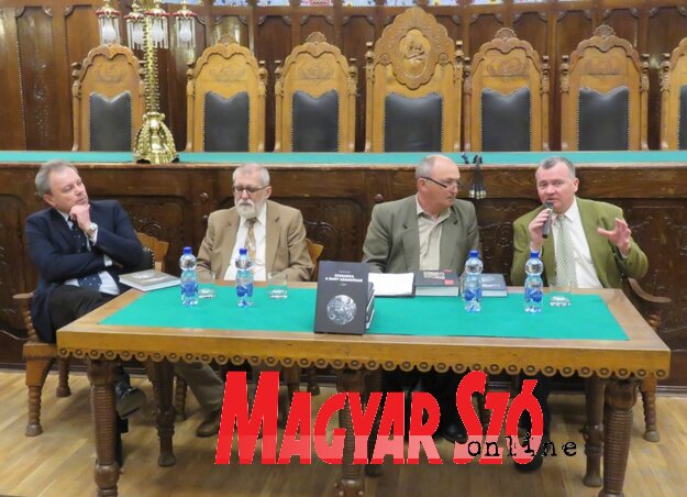 Pintér Tamás, Pollmann Ferenc, Ternovácz István és Molnár Tibor (Fotó: Patyi Szilárd) Pintér Tamás, Pollmann Ferenc, Ternovácz István és Molnár Tibor (Fotó: Patyi Szilárd)