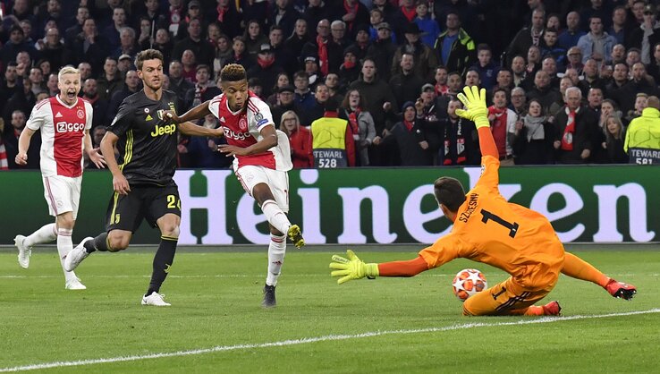 Szczęsny hiába vetődött Neres lövésénél (Fotó: Beta/AP)