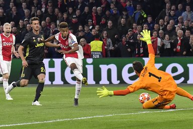 Szczęsny hiába vetődött Neres lövésénél (Fotó: Beta/AP)