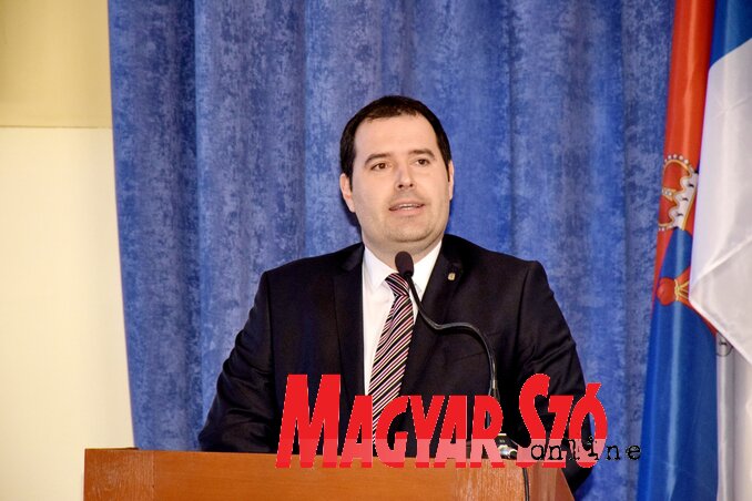 Fejsztámer Róbert polgármester a községi képviselő-testület ülésén(Puskás Károly felvétele) Fejsztámer Róbert polgármester a községi képviselő-testület ülésén(Puskás Károly felvétele)