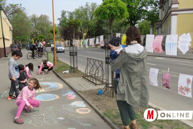 Versek és aszfaltrajzolás a könyvtár előtt(Csincsik Zsolt felvétele)