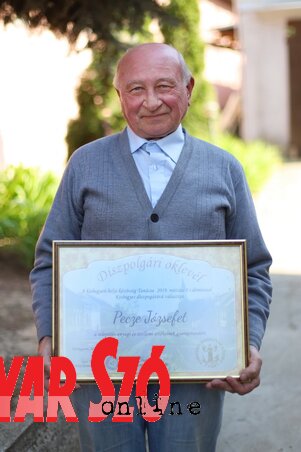 Jóska bácsi a díszpolgári oklevéllel(Lakatos János felvétele)