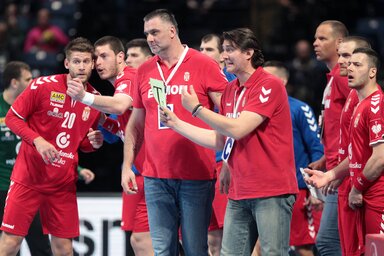 Nagy volt az izgalom a szerb kispad környékén (Fotó: Beta)