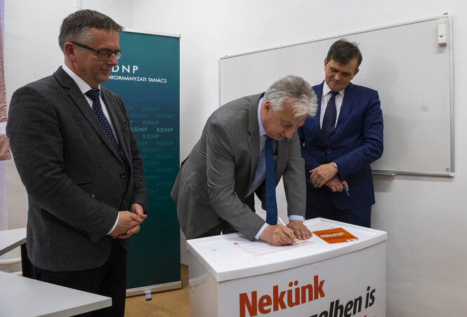 Semjén Zsolt aláírja az Orbán Viktor programját támogató ívet (fotó: MTI) Semjén Zsolt aláírja az Orbán Viktor programját támogató ívet (fotó: MTI)