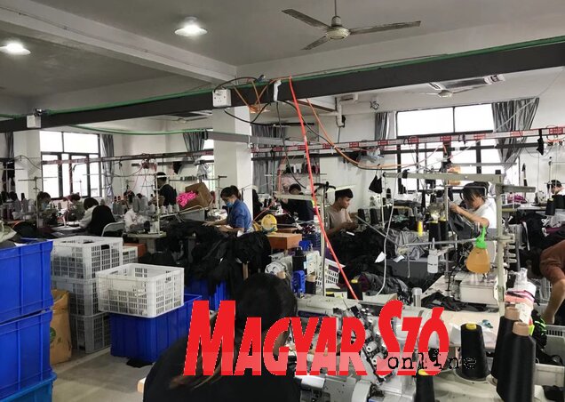 Mintegy ezer munkás és ezerötszáz varrógép segítségével készülnek el a termékek Annie Zhu munkahelyén (Török Erna felvétele)
