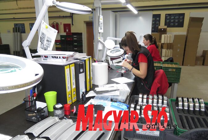 A szigorú minőség-ellenőrzés a biztonságot szavatolja (Csincsik Zsolt felvétele) A szigorú minőség-ellenőrzés a biztonságot szavatolja (Csincsik Zsolt felvétele)