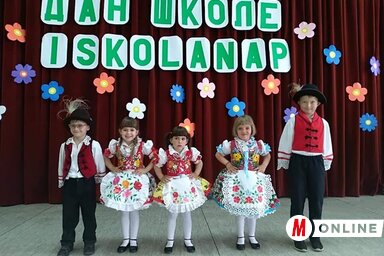 A falu legkisebb néptáncosai is felléptek az iskola ünnepén (Fotó: L. Móger Tímea)