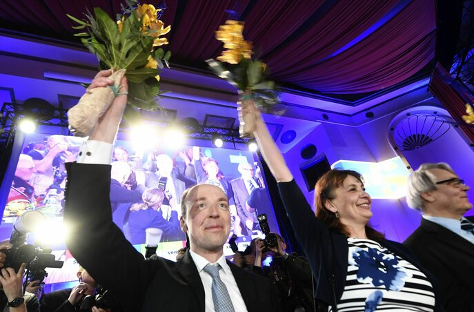 Jussi Halla-aho a Finnek Pártjának elnöke, Riikka Slunga-Poutsalo párttitkár és Ossi Sandvik kampánymenedzser ünnepel Helsinkiben (fotó: Lehtikuva via AP/Beta)