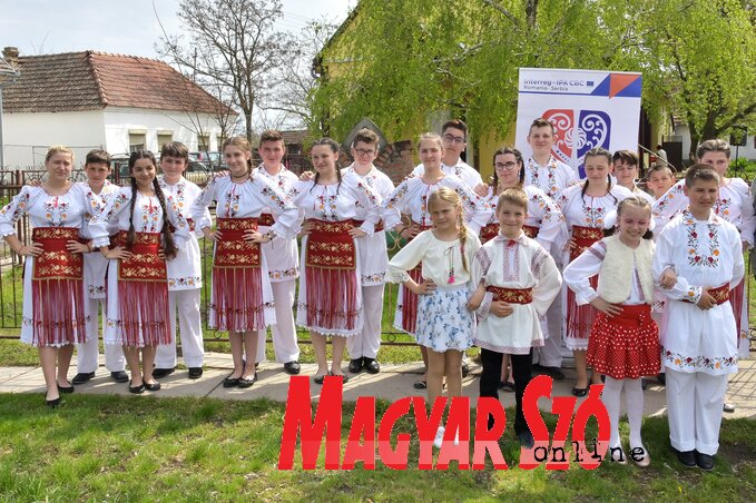 A népes Valkány Néptánc Együttes is fellépett Kanizsamonostoron (Fotó: Gergely József) A népes Valkány Néptánc Együttes is fellépett Kanizsamonostoron (Fotó: Gergely József)