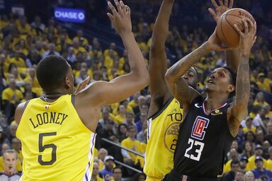 Lou Williams (labdával) sokszor szorult helyzetből is betalált