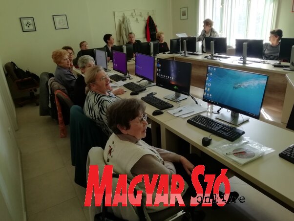 Nagyszülők a számítógépek előtt (Fotó: Patyi Szilárd) Nagyszülők a számítógépek előtt (Fotó: Patyi Szilárd)