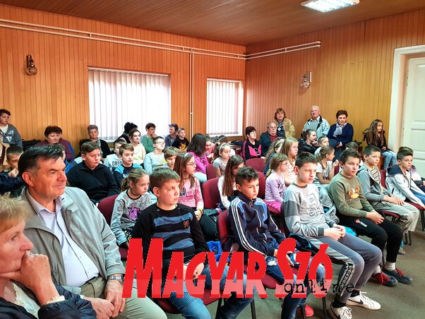 A népes közönség Bezdánban (Fotó: L. Móger Tímea) A népes közönség Bezdánban (Fotó: L. Móger Tímea)