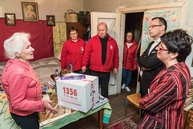 Egy ungvári idős nő lakásában, akinek segélycsomagot adtak át (fotó: MTI)