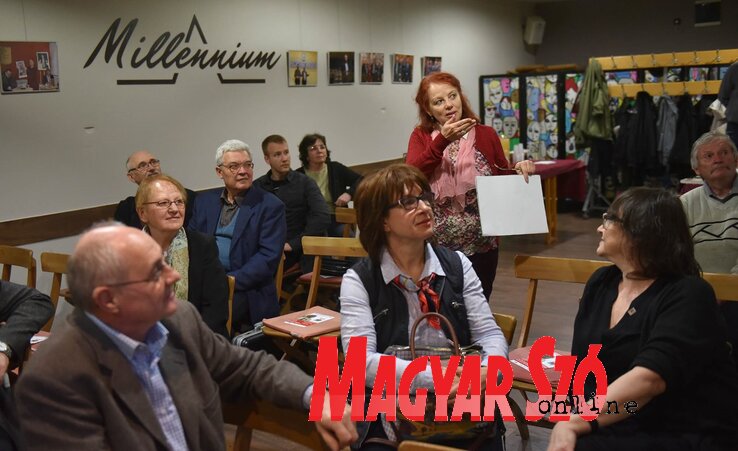 Varjú Márta főszerkesztő a szegedi közönség körében (Ótos András felvétele)