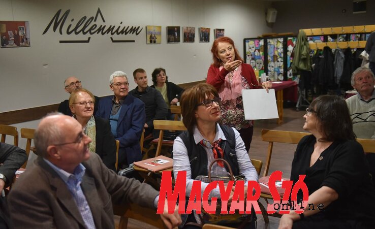 Varjú Márta főszerkesztő a szegedi közönség körében (Ótos András felvétele) Varjú Márta főszerkesztő a szegedi közönség körében (Ótos András felvétele)