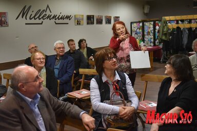 Varjú Márta főszerkesztő a szegedi közönség körében (Ótos András felvétele)