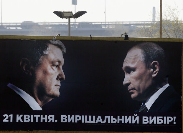 Április 21. A végső döntés – áll Porosenko kampány-billboardján, amellyen a jelenlegi államfő Putyinnal néz farkasszemet (fotó: AP/Beta)