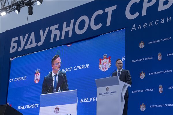 Szijjártó Péter a belgrádi kampányrendezvényen (Fotó: MTI) Szijjártó Péter a belgrádi kampányrendezvényen (Fotó: MTI)