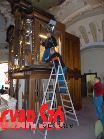 Munka közben a mesterek (Fotó: Jenei Klementina) Munka közben a mesterek (Fotó: Jenei Klementina)