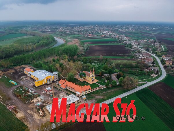 A Doroszló–Szentkút területe madártávlatból (Szarapka Szabolcs felvétele) A Doroszló–Szentkút területe madártávlatból (Szarapka Szabolcs felvétele)