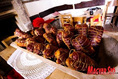 Kötözöttek fateknőben