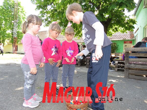 Haladi Norbert meglocsolta a lányokat  (Fotó: Kecskés István)