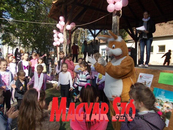 A legkisebbeket a húsvéti nyúl is megtáncoltatta(Gruik Zsuzsa felvétele)