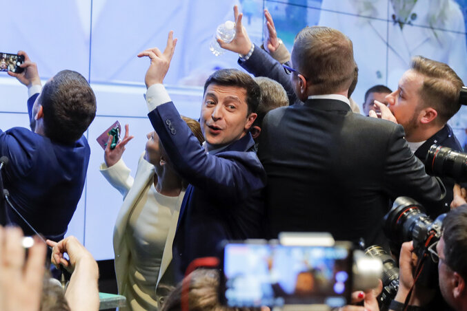 Volodimir Zelenszkij (a bal szélen) és stábja a magabiztos győzelmet ünnepli (fotó: AP/Beta)