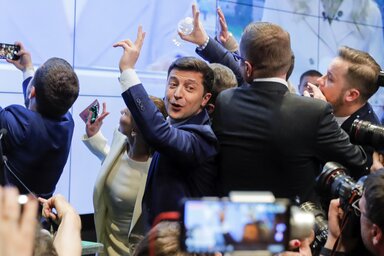 Volodimir Zelenszkij (a bal szélen) és stábja a magabiztos győzelmet ünnepli (fotó: AP/Beta)