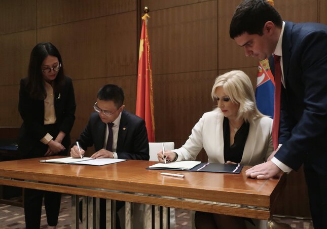 Projektfinanszírozási szerződéseket és szándéknyilatkozatokat is aláírt Mihajlović Pekingben a kínai partnerekkel(fotó:Beta)