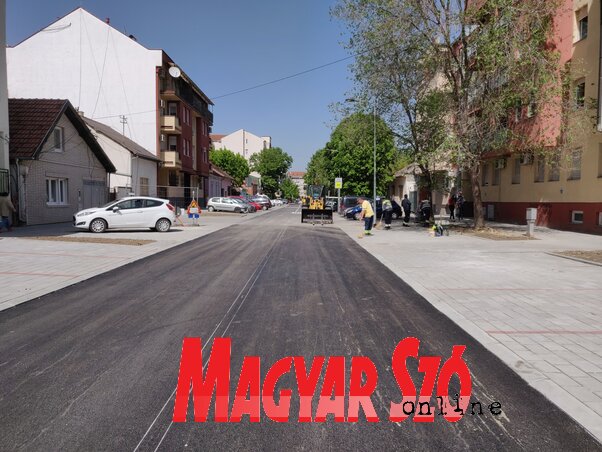 Lassan, de biztosan befejezik a Tolsztoj utca felújítását, megújult az úttest és a járda, a sok zöld felület helyébe parkolóhelyeket építettek (Halász Gyula felvétele) Lassan, de biztosan befejezik a Tolsztoj utca felújítását, megújult az úttest és a járda, a sok zöld felület helyébe parkolóhelyeket építettek (Halász Gyula felvétele)