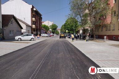 Lassan, de biztosan befejezik a Tolsztoj utca felújítását, megújult az úttest és a járda, a sok zöld felület helyébe parkolóhelyeket építettek (Halász Gyula felvétele)