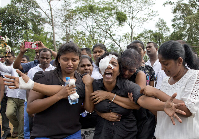 Anusha Kumari (kötéssel a fején) férjét, két gyermekét és három testvérét temette tegnap. Mindannyian a negombói robbantásban vesztették életüket (fotó: AP/Beta)