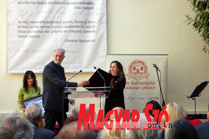 Dr. Tijana Palkovljević Bugarski átveszi a köszönő oklevelet Selimir Radulovićtól, az ünneplő intézmény vezetőjétől
