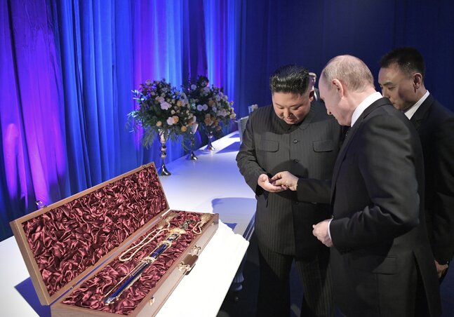 Kim ajándékba koreai kardot is kapott Putyintól. Remélhetően nem fogja alattvalóin kipróbálni (fotó: AP/Beta)