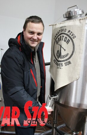 Tóth Norbert, aki Zentán készíti saját kézműves sörét (Szabó Nóra felvétele)