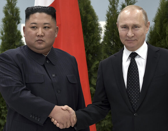 Kim Dzsong Un és Vlagyimir Putyin (Fotó: Beta/AP)