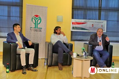 Mi a tétje a soron következő választásoknak? – Deli Andor, Deutsch Tamás, Pásztor István a magyarkanizsai fórumon (Puskás Károly felvétele)