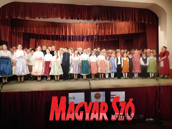 Több mint százötvenen énekelték együtt a rendezvény címadó dalát (Ricz Róbert felvétele)