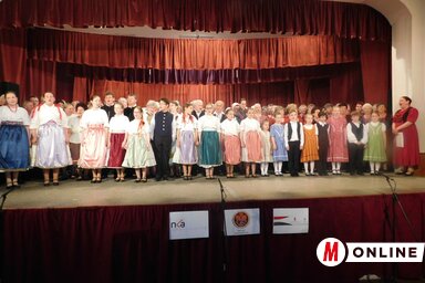 Több mint százötvenen énekelték együtt a rendezvény címadó dalát (Ricz Róbert felvétele)