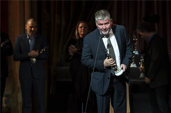 Lajos Tamás, a legjobb tévéfilmért és a legjobb tévéfilmes forgatókönyvért járó Magyar Filmdíjjal kitüntetett Trezor című film producere (Fotó:MTI) Lajos Tamás, a legjobb tévéfilmért és a legjobb tévéfilmes forgatókönyvért járó Magyar Filmdíjjal kitüntetett Trezor című film producere (Fotó:MTI)
