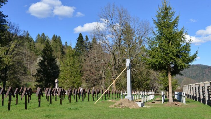 Magyar katonai temető, jobbról a betonkeresztek (Fotó: MTI)