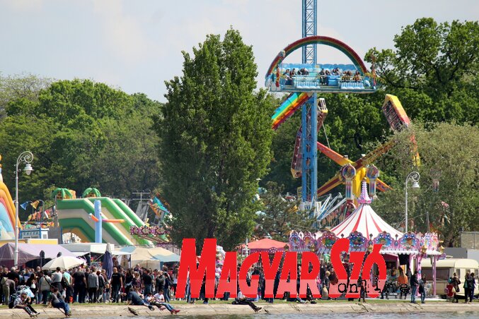 Nagy népszerűségnek örvend a vidámpark (Fotó: Benedek Miklós)