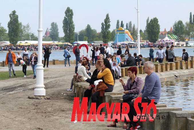 Aki megfáradt a nézelődésben, megpihenhetett a tó partján (Fotó: Benedek Miklós) Aki megfáradt a nézelődésben, megpihenhetett a tó partján (Fotó: Benedek Miklós)
