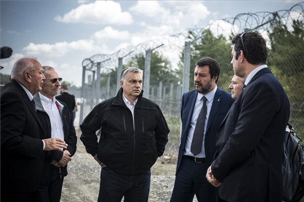 Orbán Viktor magyar miniszterelnök (k), Matteo Salvini olasz belügyminiszter, miniszterelnök-helyettes (j3) és Pintér Sándor magyar belügyminiszter (b2) határszemlén Röszkénél (Fotó: MTI)