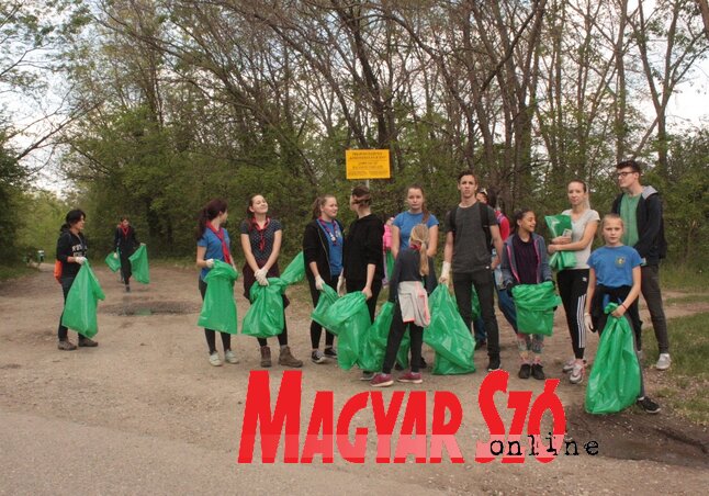 Lelkes csapat gyűlt össze, hogy megtisztítsa a tó környékét (Kazinczy Paszterkó Diana felvétele)